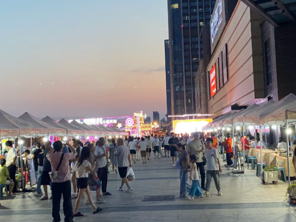 左邻右舍都来赶集啦！这场中医药夜市惠民活动吸引了大批群众！