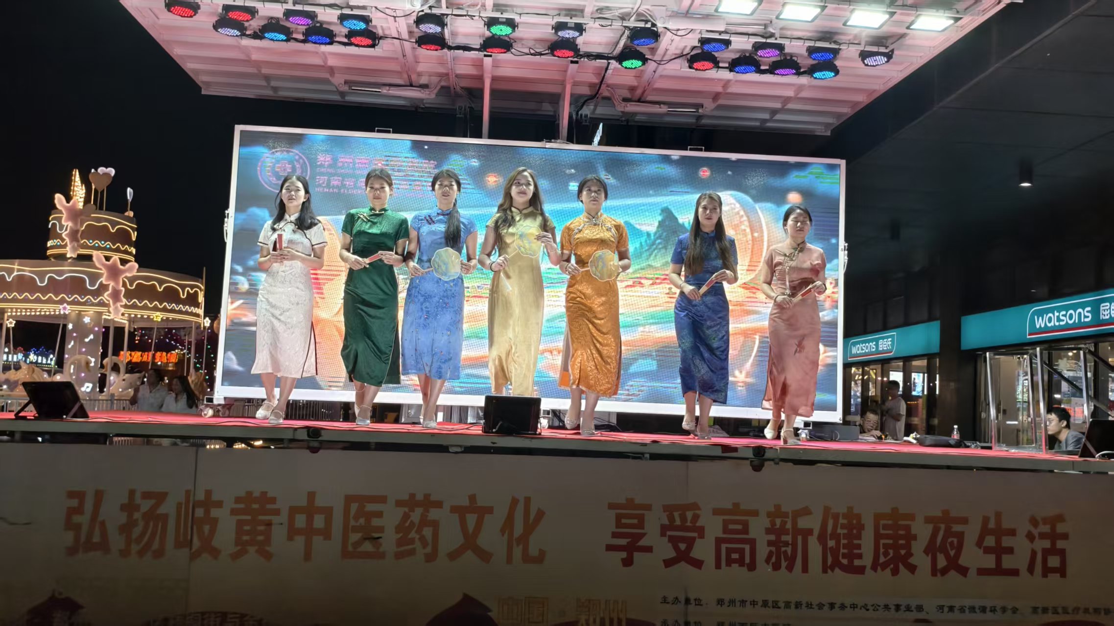 两夜狂欢落幕！郑州华强广场中医药夜市太圈粉，下周新福利已备好，速来！