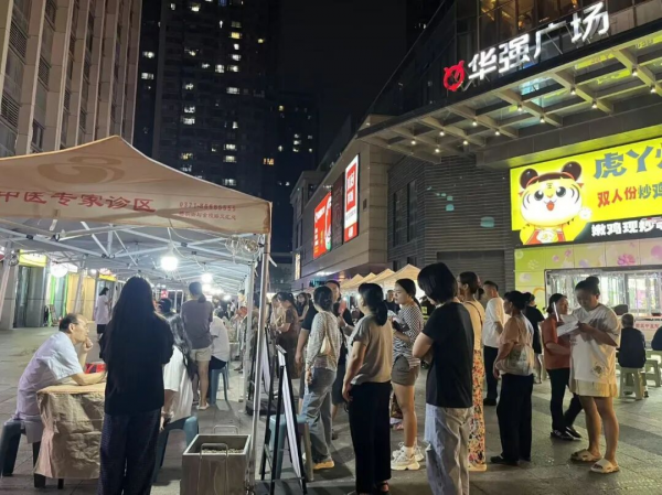 今晚，郑州这个“夜市”被人群挤爆了！不看病，只送健康！