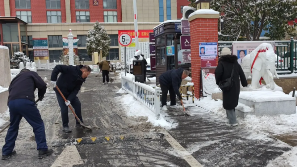铲雪护行，心系患者！郑西医人的冬日守护从不缺席