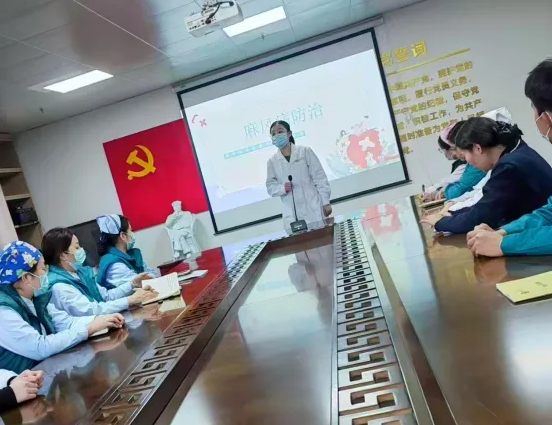 2026 年 1 月 29 日，为积极响应全国麻风病防治工作号召，切实提升医务人员对麻风病的认知深度、规范诊疗能力及职业防护意识，引导公众树立科学防治观念、倡导健康生活方式，郑州西区中医院疾控科在门诊五楼会议室成功组织开展传染病第二十三期科普活动，专题普及麻风病防治核心知识，为筑牢医院公共卫生安全防线夯实基础。  活动伊始，疾控科主任吉喆率先强调了本次科普培训的重要意义。她指出，麻风病作为一种历史悠久的慢性传染病，虽在医学上已实现有效防控，但社会层面仍存在诸多认知误区与偏见。  图片 本次培训由疾控科科员