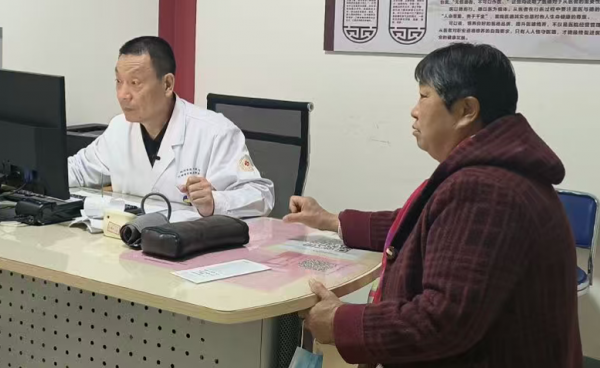 我今年63岁，家住高新区，是老腰突患者了。 五年前开始，这腰就时不时地疼，后来发展成坐骨神经痛，左腿又麻又疼，走路都费劲。CT做了一沓，理疗、按摩、贴膏药都试过，钱没少花，罪没少受，就是反反复 复好不了。去医院看，医生建议手术，我一听要在腰上动刀，吓得直摆手，宁愿这么硬扛着 。  上个月，邻居老张推荐我去郑州西区中医院疼痛科，说有个刘占平主任，是郑州市骨科医院退休的老专家，治疼痛特别有一手，而且不手术 。  我抱着试试看的心态挂了号。刘主任问得很细，还让我把以前的片子都拿出来看了一遍。他说我这个病，光靠按