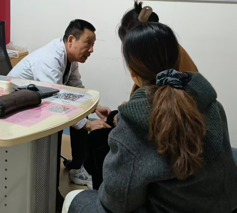 看着父母被疼痛折磨，做儿女的心里真不是滋味……