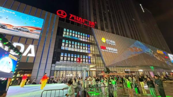 高新这个“夜市”不一般：不卖烤串不喊麦，白大褂集体“摆摊”