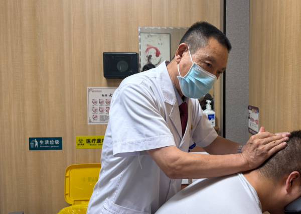 膝盖疼、上下楼刺痛、走路打软！年纪大了膝盖痛，真的不用硬熬